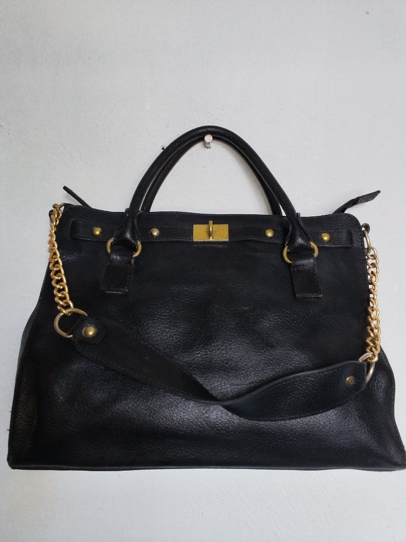 L. Credi Bag (Category: Luxury Bags & Wallets) located in Cavite. Submitted by bagssection04 (Listing ID 1462693117, Image 1). Description: L. Credi Hangbag / shoulder bag black color large size lightly weight lang.