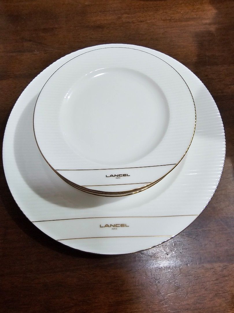 SALE❗LANCEL Party Plates Set - 6 pcs (Category: Dinnerware & Cutlery) located in Quezon City. Submitted by senyoramaria (Listing ID 1462749912, Image 2). Description: LANCEL Party Set 6 pcs 1 x Serving Plate 10 inches 5 x Cake Plates 6 inches Brandnew, nasira lang ung box. Gold intact. Php1800❗.