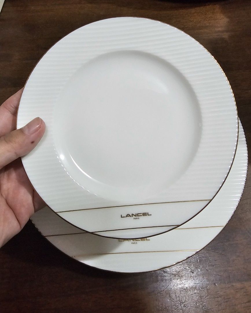 SALE❗LANCEL Party Plates Set - 6 pcs (Category: Dinnerware & Cutlery) located in Quezon City. Submitted by senyoramaria (Listing ID 1462749912, Image 3). Description: LANCEL Party Set 6 pcs 1 x Serving Plate 10 inches 5 x Cake Plates 6 inches Brandnew, nasira lang ung box. Gold intact. Php1800❗.
