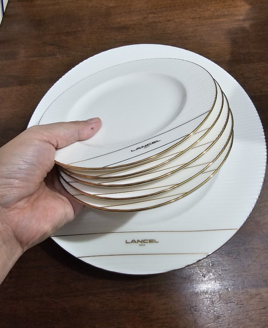 SALE❗LANCEL Party Plates Set - 6 pcs (Category: Dinnerware & Cutlery) located in Quezon City. Submitted by senyoramaria (Listing ID 1462749912, Image 1). Description: LANCEL Party Set 6 pcs 1 x Serving Plate 10 inches 5 x Cake Plates 6 inches Brandnew, nasira lang ung box. Gold intact. Php1800❗.