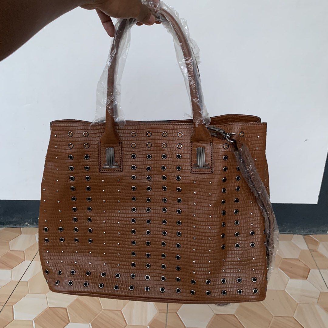 Lanvin Collection 2-Way Handbag❗️ (Category: Luxury Bags & Wallets) located in Cebu City. Submitted by darrylopon12219 (Listing ID 1462799285, Image 1). Description: Orig💯 As New Condition No Issue Width 16 Lenght 11.5 📍 CONSOLACION, CEBU ‎🚚 ship via J&T ‎DM NOW📩 ‎.