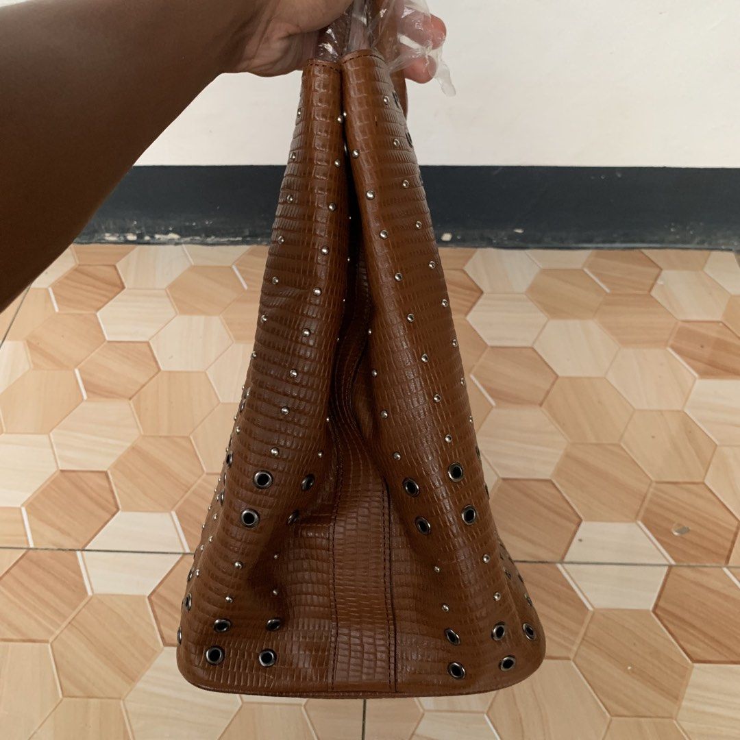 Lanvin Collection 2-Way Handbag❗️ (Category: Luxury Bags & Wallets) located in Cebu City. Submitted by darrylopon12219 (Listing ID 1462799285, Image 3). Description: Orig💯 As New Condition No Issue Width 16 Lenght 11.5 📍 CONSOLACION, CEBU ‎🚚 ship via J&T ‎DM NOW📩 ‎.