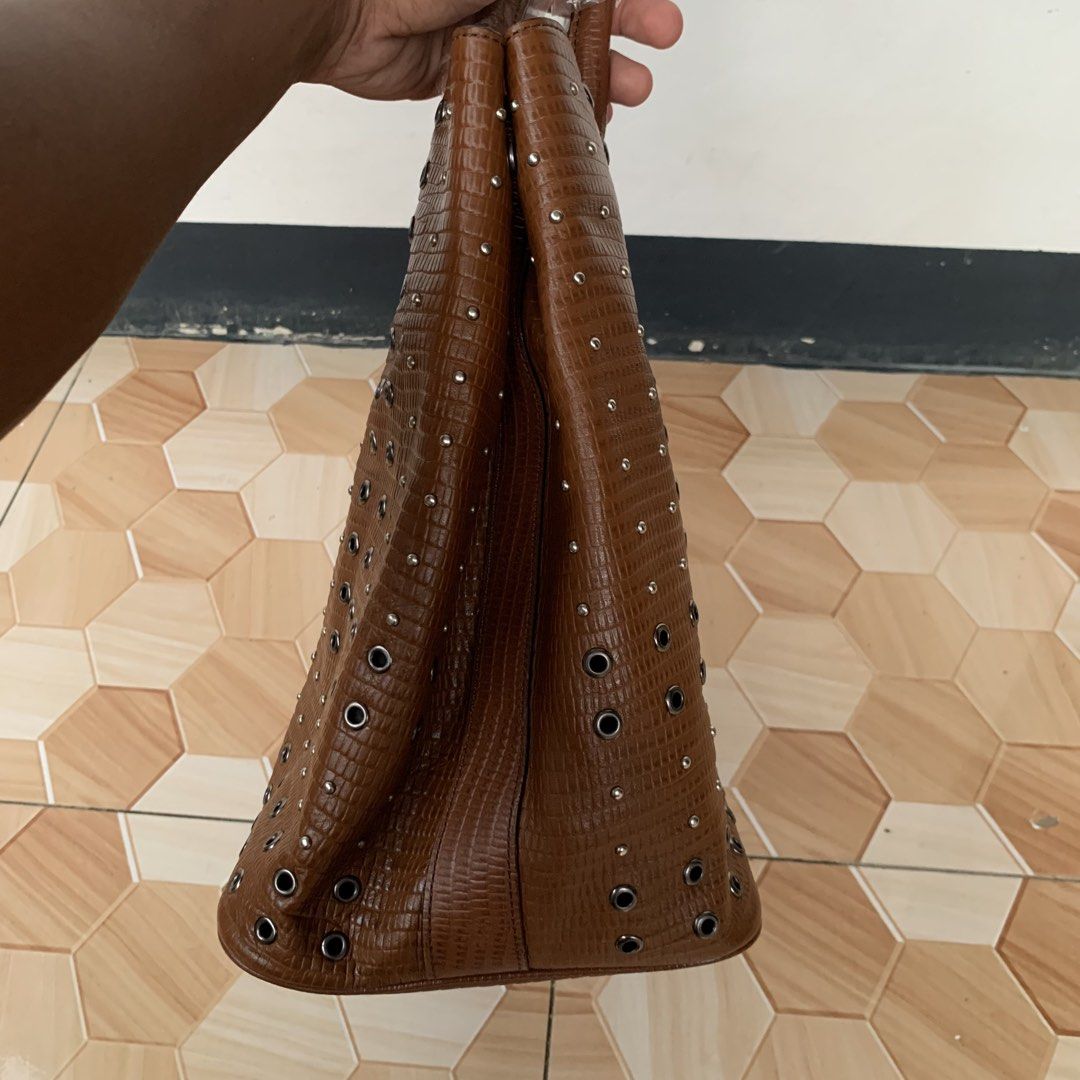 Lanvin Collection 2-Way Handbag❗️ (Category: Luxury Bags & Wallets) located in Cebu City. Submitted by darrylopon12219 (Listing ID 1462799285, Image 2). Description: Orig💯 As New Condition No Issue Width 16 Lenght 11.5 📍 CONSOLACION, CEBU ‎🚚 ship via J&T ‎DM NOW📩 ‎.