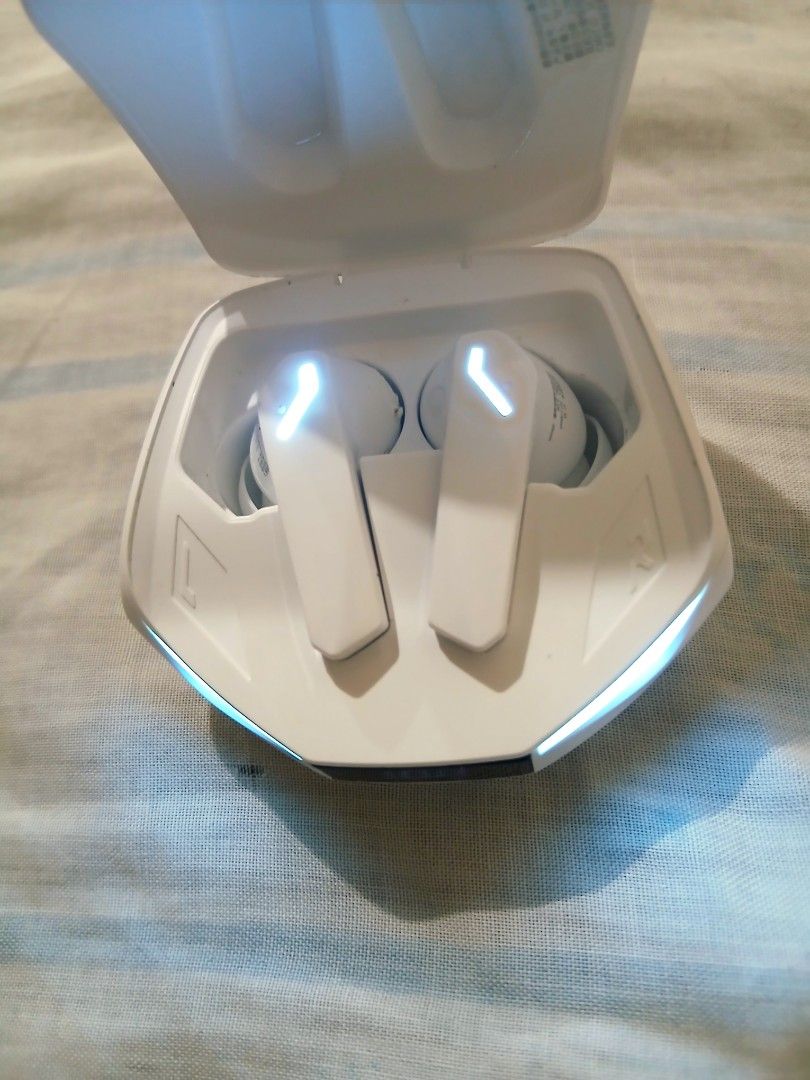 Lenovo Thinkplus XT53 TWS Earbuds (Category: Earphones) located in General Trias. Submitted by iamboca (Listing ID 1462695804, Image 3). Description: Brand New / Complete Set Low-latency mode – great for gaming, videos & music Clear stereo sound with strong bass ⚡ Fast & stable Bluetooth connection 💡 LED battery display on charging case 🔋 Long playback time 📦Complete with original box & charging case.