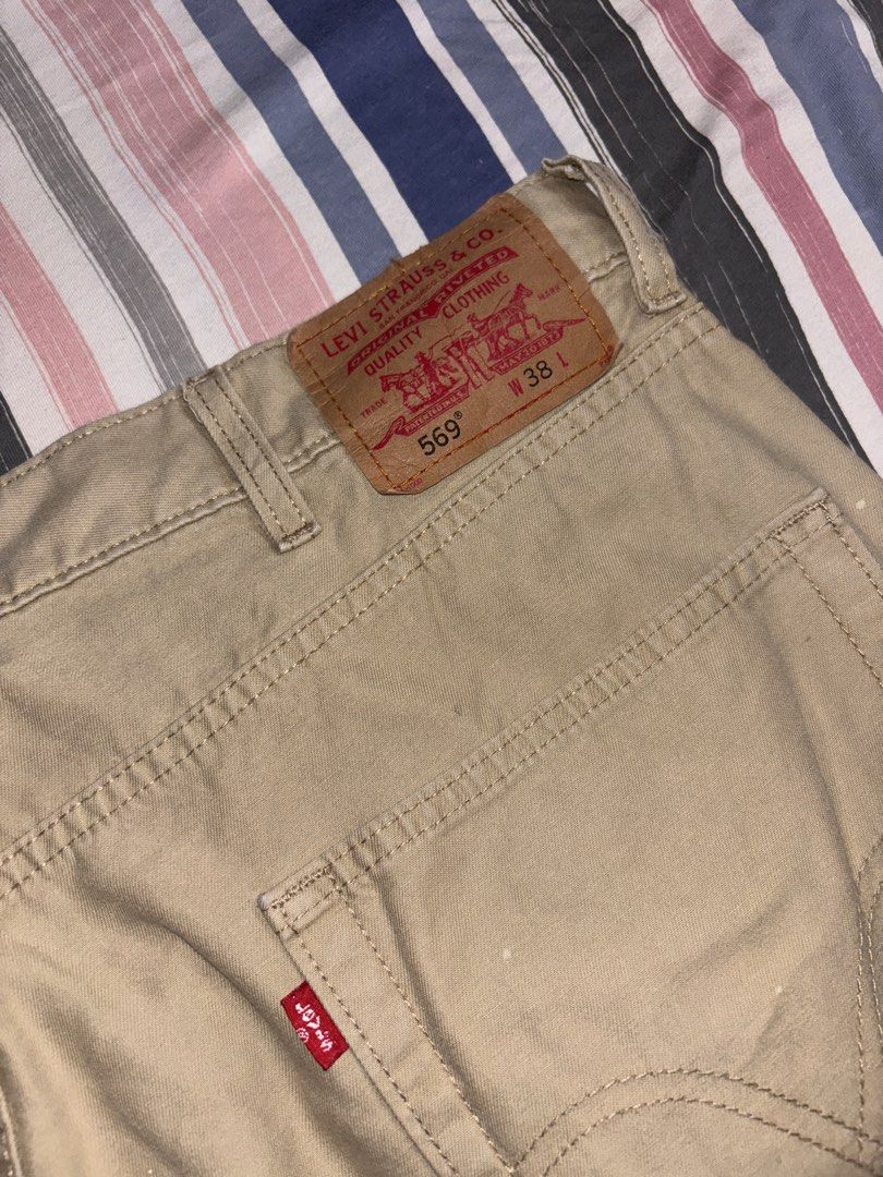Levi's 569 Loose Straight Shorts (Category: Shorts) located in Cabuyao City. Submitted by giothr1ft (Listing ID 1462775439, Image 3). Description: W: 38 L: 25 Condition: 9/10 Issue: minor stain 📌Buyers will shoulder the shipping fee..