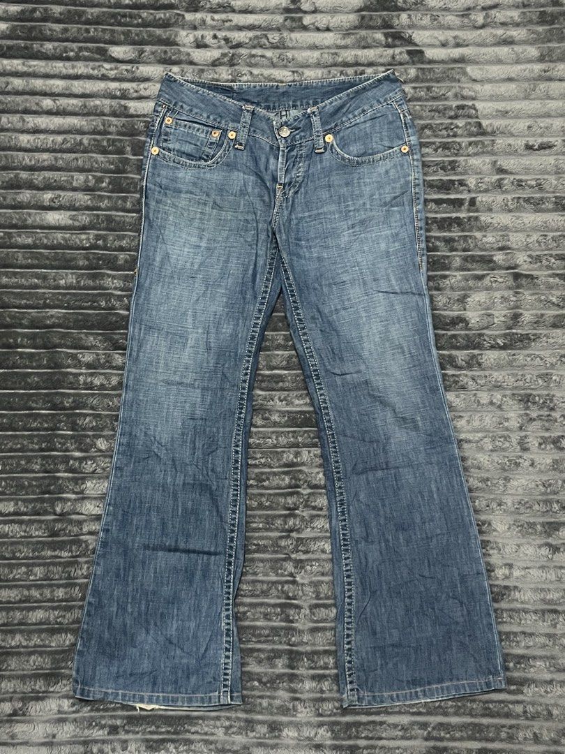 Levis Flared (Category: Jeans) located in Cebu City. Submitted by ayban05 (Listing ID 1462835923, Image 3). Description: Levis Flared! Good condition waist: 30 length: 38 leg opening: 18 issue: sign of usage.