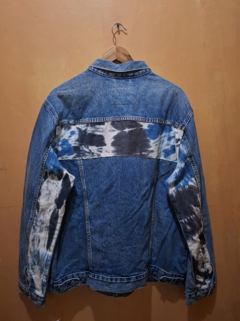 Levi's Premium Big E Tie Dye Panel Trucker Jacket - XL (Category: Coats, Jackets and Outerwear) located in Manila. Submitted by bonaobrag55538 (Listing ID 1462706031, Image 2). Description: - Levi's Premium Trucker Jacket - Unique Tie-Dye Panel Design - Size: XL (25" width x 29" length) - Condition: Great, no issues found - A cool statement piece for your wardrobe.