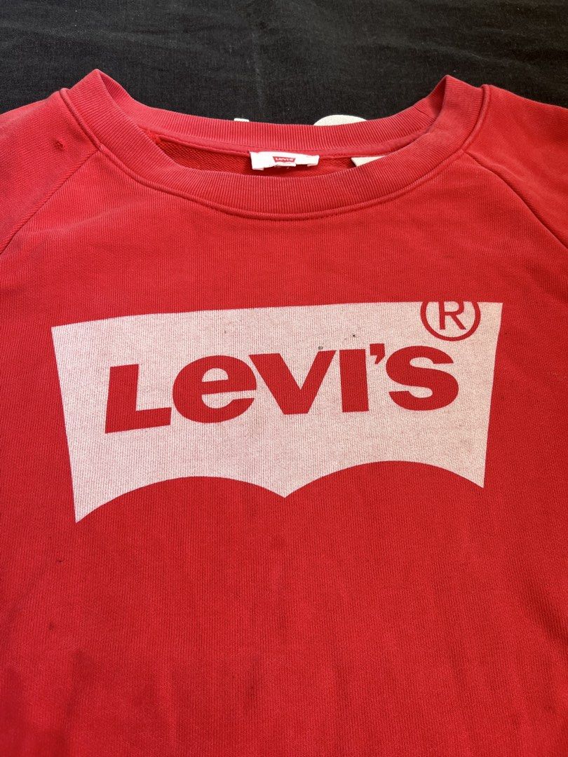 Levi’s Red Big Print Sweatshirt (Category: Coats, Jackets and Outerwear) located in San Pedro. Submitted by lewisbadinas06 (Listing ID 1462694424, Image 2). Description: Levi’s Red Sweatshirt 21W 26L XS on Tag Fits Small to Medium Issue Pinhole, Need wash Color Rate 9/10 .