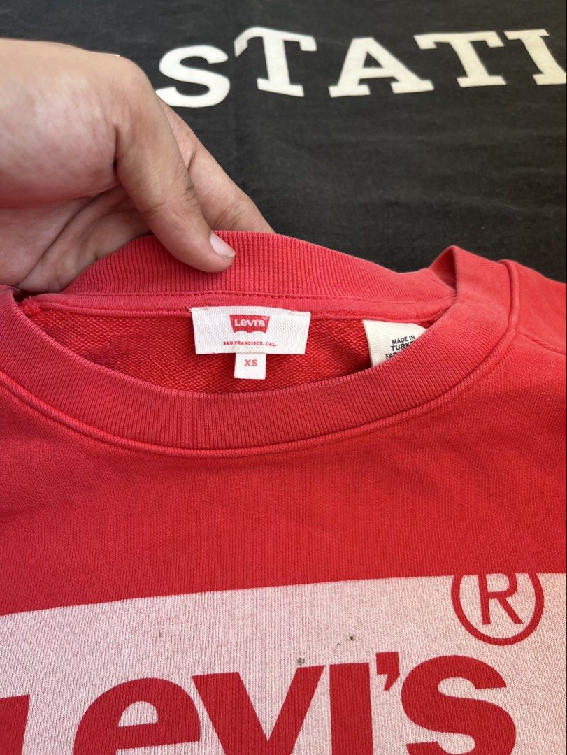 Levi’s Red Big Print Sweatshirt (Category: Coats, Jackets and Outerwear) located in San Pedro. Submitted by lewisbadinas06 (Listing ID 1462694424, Image 3). Description: Levi’s Red Sweatshirt 21W 26L XS on Tag Fits Small to Medium Issue Pinhole, Need wash Color Rate 9/10 .