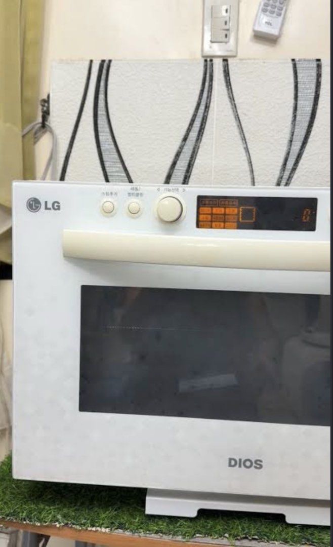 LG DIOS White Microwave Oven (Category: Ovens & Toasters) located in Manila. Submitted by itsyouboiclee (Listing ID 1462712096, Image 1). Description: - White LG DIOS microwave oven - Features a digital display and control knobs - Sleek, clean design - Perfect for heating food and cooking small meals - In excellent working condition.