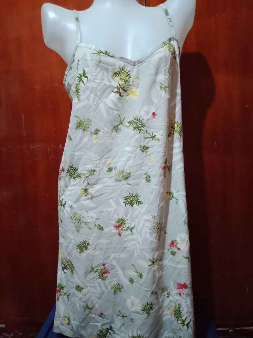 Floral Slip Dress (Category: Dresses) located in Batangas. Submitted by sheenx.09 (Listing ID 1462728328, Image 1). Description: - S to M - keri pa sa large - pasexyy dress yarnn - slip dress 💕 - Delicate floral print ♥️ - Thin spaghetti straps 😀 - V-neckline 😁 - Subtle sheen fabric - Knee-length - Ideal for casual wear or layering 🫶.