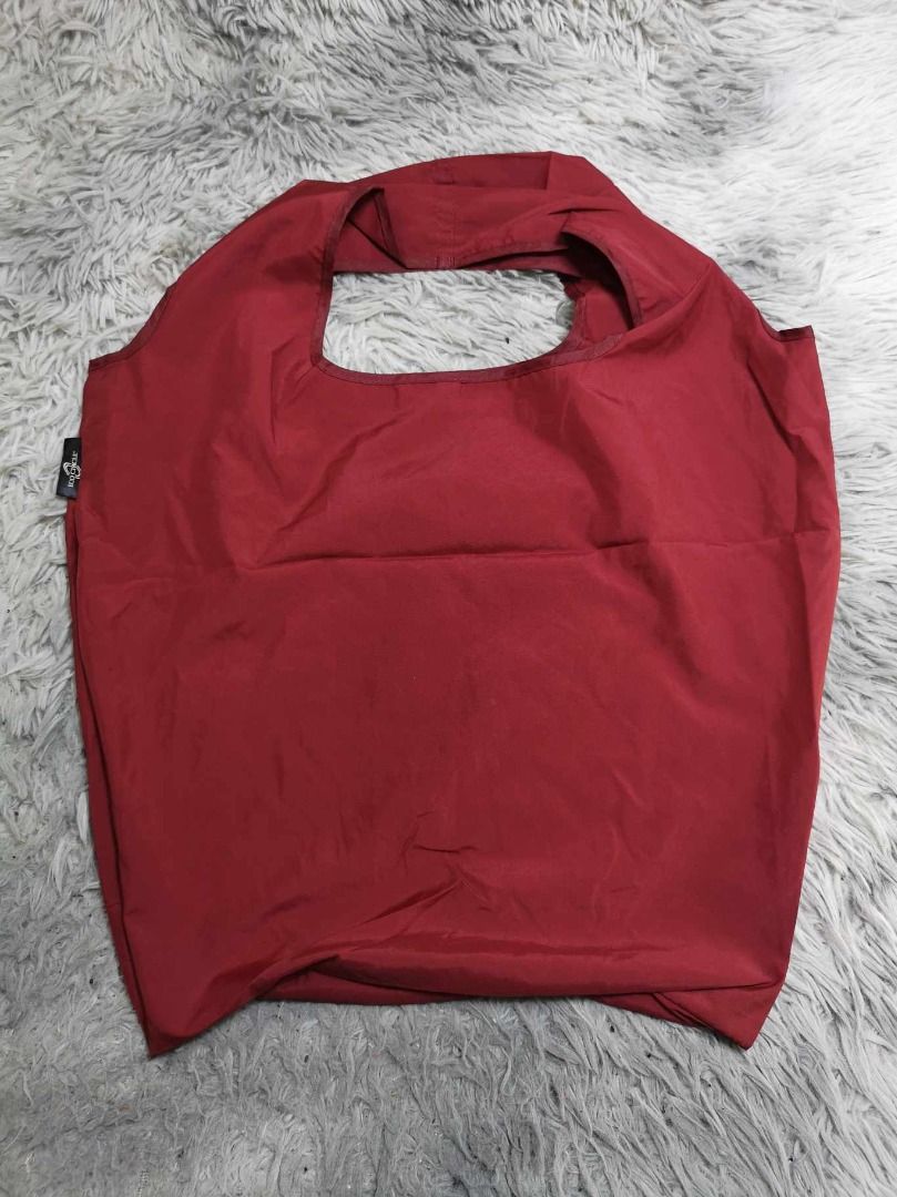 Lightweight reusable Foldable Shopper Bag (Category: Tote Bags) located in Santa Cruz. Submitted by jmy_surplus.2 (Listing ID 1462704797, Image 1). Description: Size ; L - 14.2 W - 16 Color ; Maroon Type ; Tote Bag Brand ; No brand Material ; Canvas Style ; Maroon Shopper Bag LR 129 JMY 5 Batch #222.