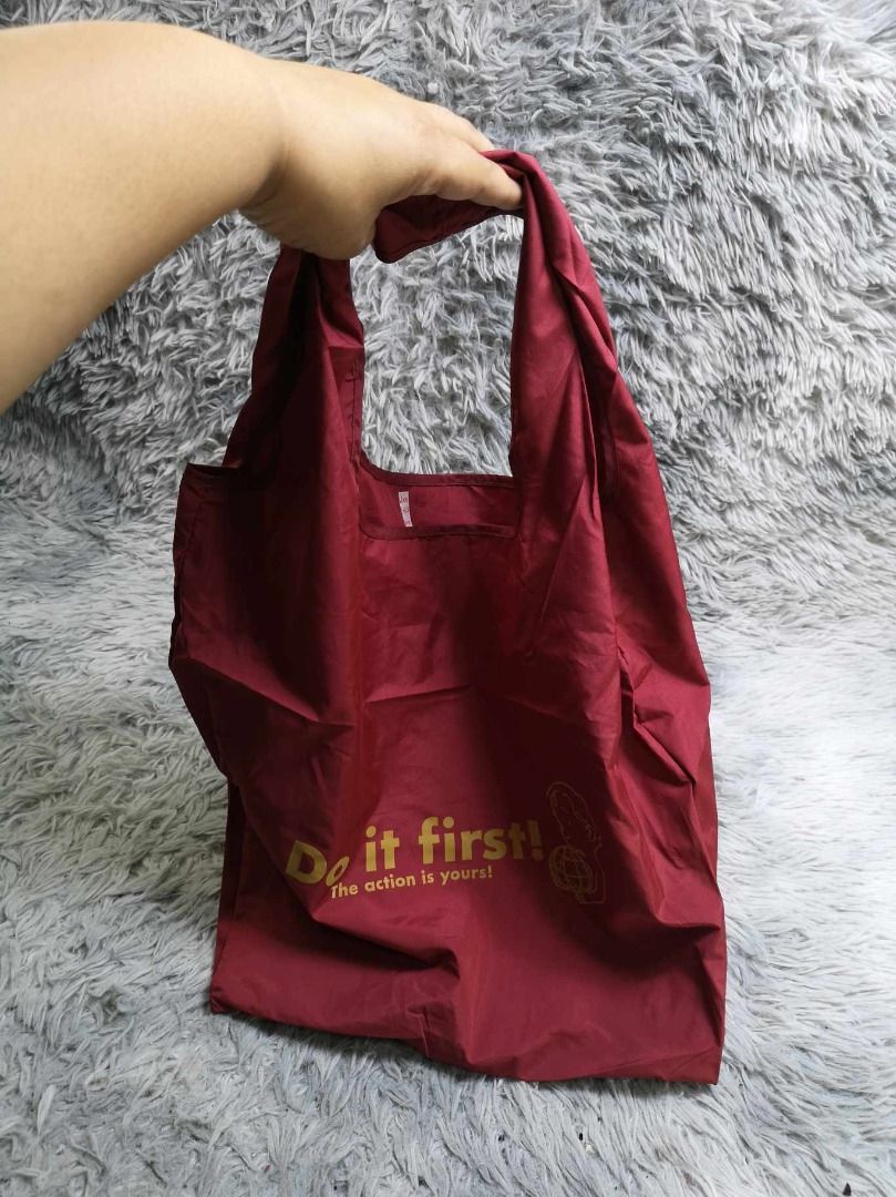 Lightweight reusable Foldable Shopper Bag (Category: Tote Bags) located in Santa Cruz. Submitted by jmy_surplus.2 (Listing ID 1462704797, Image 2). Description: Size ; L - 14.2 W - 16 Color ; Maroon Type ; Tote Bag Brand ; No brand Material ; Canvas Style ; Maroon Shopper Bag LR 129 JMY 5 Batch #222.