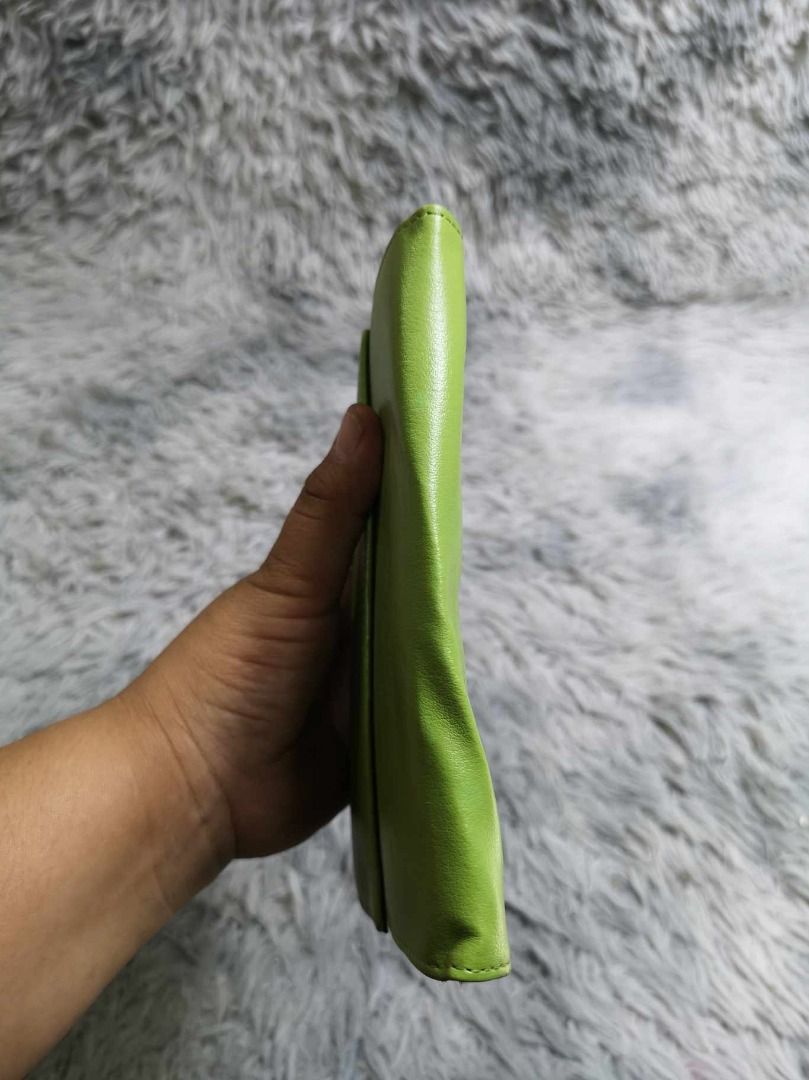 Lime Green Flap Card Holder (Category: Wallets & Card holders) located in Santa Cruz. Submitted by jmy_surplus.2 (Listing ID 1462687247, Image 3). Description: Size ; L - 5.6 W - 7.3 Color ; Lime green Type ; Card Holder Brand ; No brand Material ; Leather Style ; Smooth Leather Flap Card Holder LR 129 JMY 5 Batch #222.