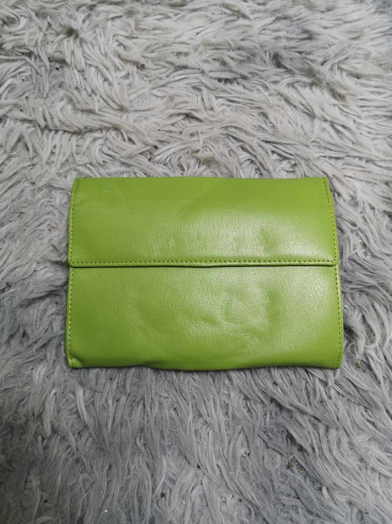 Lime Green Flap Card Holder (Category: Wallets & Card holders) located in Santa Cruz. Submitted by jmy_surplus.2 (Listing ID 1462687247, Image 1). Description: Size ; L - 5.6 W - 7.3 Color ; Lime green Type ; Card Holder Brand ; No brand Material ; Leather Style ; Smooth Leather Flap Card Holder LR 129 JMY 5 Batch #222.