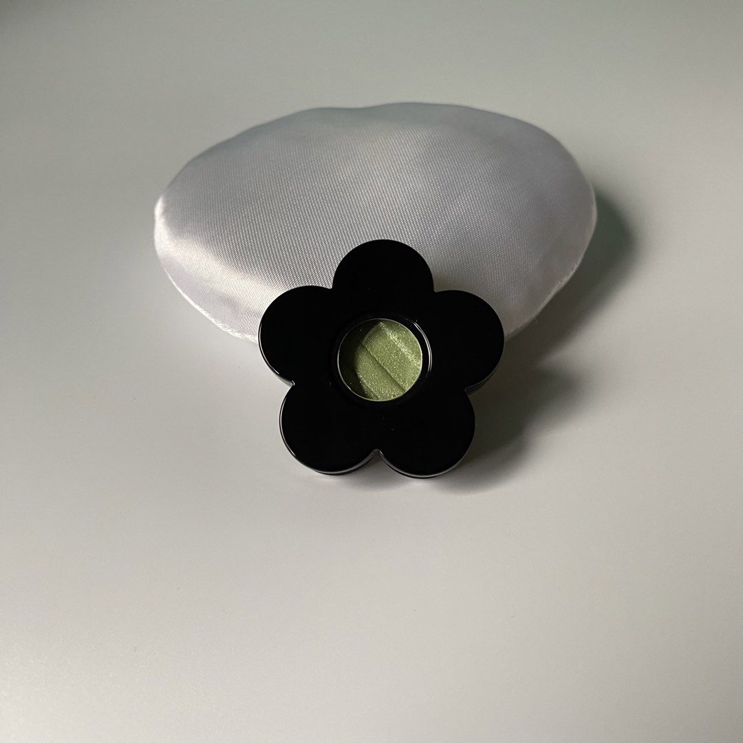 [LIMITED EDITION] Mary Quant Eye Opener Single Eyeshadow (Category: Makeup) located in Midsayap. Submitted by someones_attic (Listing ID 1462876415, Image 2). Description: 💯 guaranteed authentic from Qatar cargo box 🇶🇦.