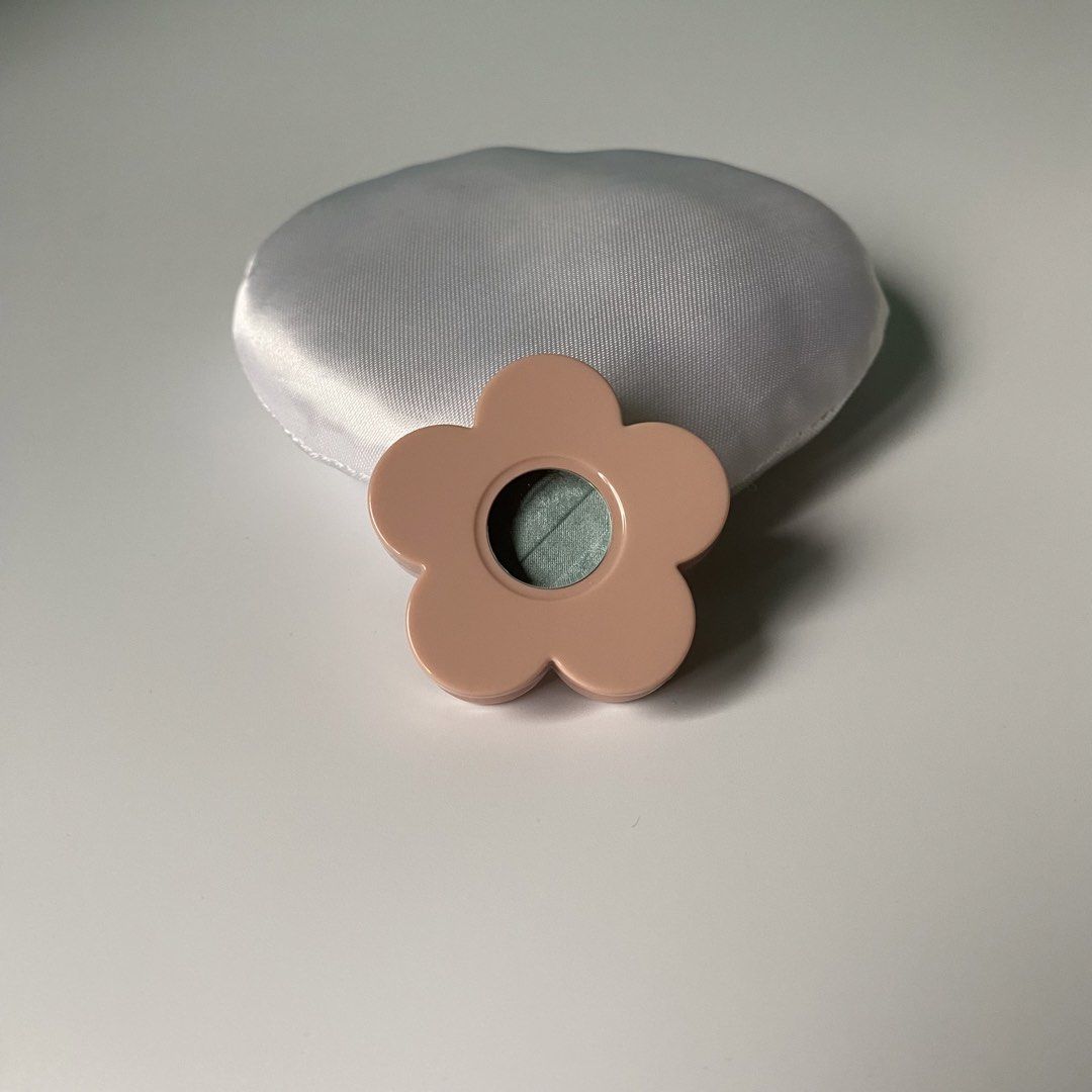 [LIMITED EDITION] Mary Quant Eye Opener Single Eyeshadow (Category: Makeup) located in Midsayap. Submitted by someones_attic (Listing ID 1462876513, Image 2). Description: 💯 guaranteed authentic from Qatar cargo box 🇶🇦.
