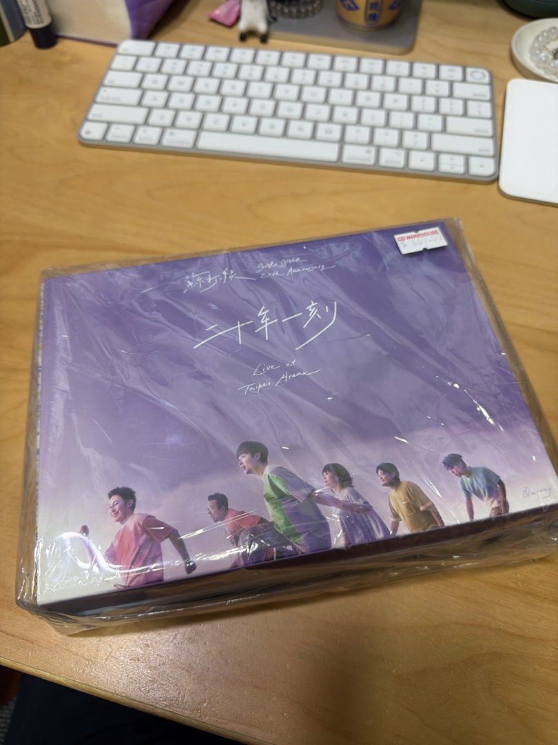 蘇打綠二十年一刻（LIVE BD+2CD） （分類：音樂與媒體 - CD 及 DVD）位於 Hong Kong。 由 brandnew_1st2ndhand 提交（商品編號 1462810581，圖片 1）。簡介： 蘇打綠二十年一刻（LIVE BD+2CD） 全新 未開封 預購版 附蘇打誌 原價放 可小議 送小時候EP。