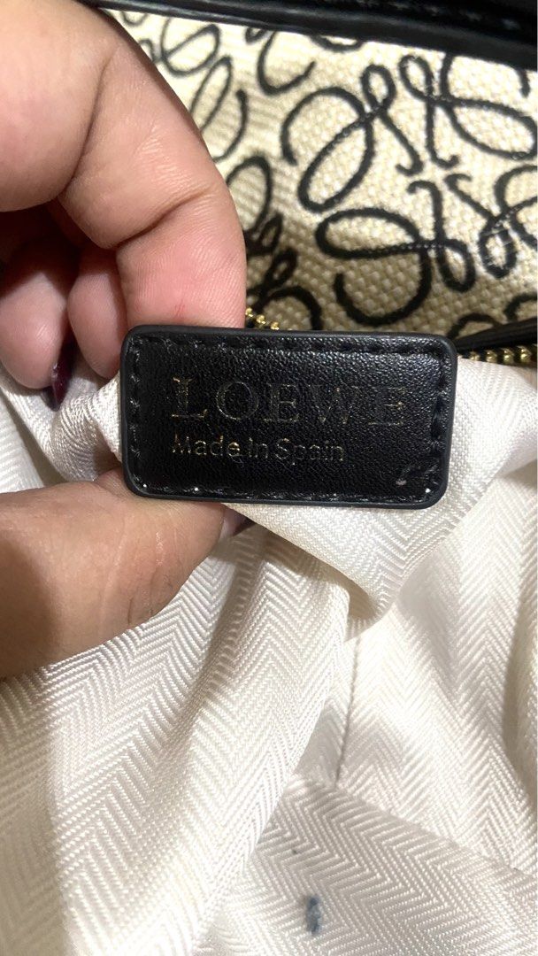 LOEWE (Category: Luxury Bags & Wallets) located in Valencia. Submitted by srn_stchl (Listing ID 1462836995, Image 3). Description: Pm if interested .