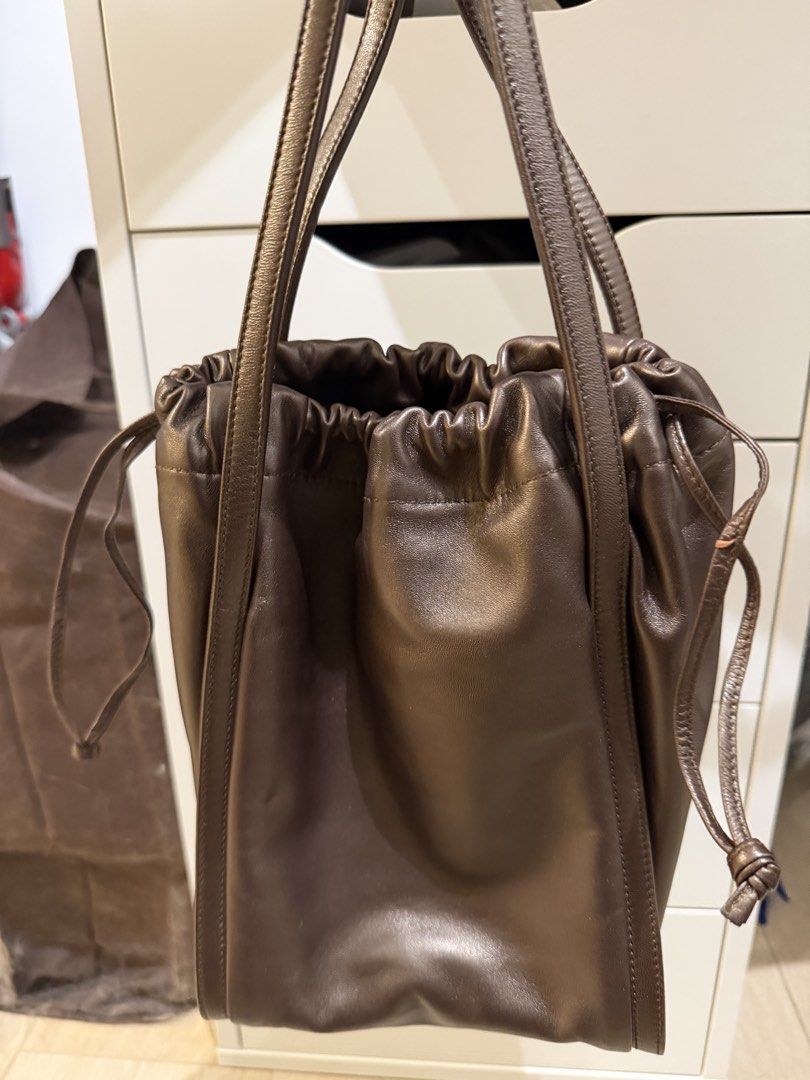 LOEWE 啡色皮革束繩水桶袋 （分類：手袋及銀包）位於 Hong Kong。 由 chanping714 提交（商品編號 1462839396，圖片 3）。簡介： 係LOEWE嘅啡色皮革水桶袋，好靚嘅。袋口係束繩設計，好方便。入面有個金屬牌仔，仲有好多LOEWE嘅壓花。袋塵袋都有埋，送禮自用都得。。