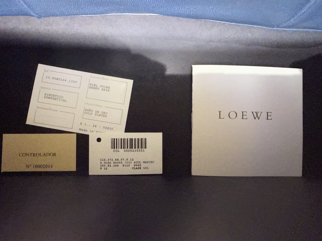 Loewe 經典款 藍色 羊仔皮革 手袋 Nappa leather （分類：手袋及銀包）位於 Hong Kong。 由 chanping714 提交（商品編號 1462839210，圖片 3）。簡介： Loewe 藍色皮革手袋，內籠有 Loewe Monogram 壓花。袋面有 Loewe 標誌。附有塵袋同 card。有興趣可以問吓。。