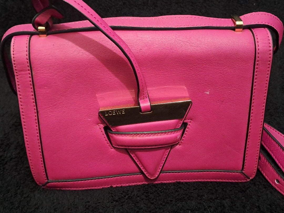 LOEWE Barcelona handbag (Category: Luxury Bags & Wallets) located in Puerto Princesa. Submitted by jercksthriftph (Listing ID 1462774929, Image 3). Description: LOEWE Barcelona handbag Very good condition , need cleaning item is thrifted/ukay.