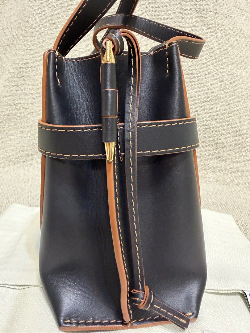 Loewe Gate Top Handle Mini Bag （分類：手袋及銀包）位於 Hong Kong。 由 mrstranger909 提交（商品編號 1462839260，圖片 3）。簡介： Loewe Gate Top Handle Mini Bag Color : Black / Tan 全新，實物如圖。。