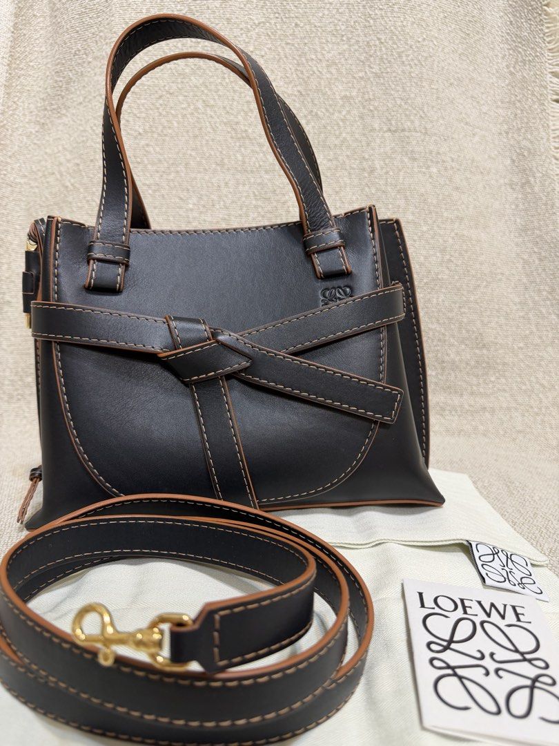 Loewe Gate Top Handle Mini Bag （分類：手袋及銀包）位於 Hong Kong。 由 mrstranger909 提交（商品編號 1462839260，圖片 1）。簡介： Loewe Gate Top Handle Mini Bag Color : Black / Tan 全新，實物如圖。。