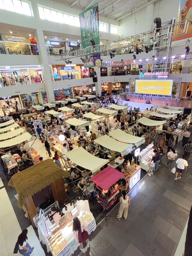 Lokhalaya Bazaar (Category: Other Accessories) located in Davao. Submitted by gelleevanelli (Listing ID 1462690217, Image 1). Description: It's our lucky day at Lokhalaya Bazaar in Abreeza Met Atty Karen Jimeno( UA&P schoolmate) and got up close the Bakers. Of course one of my favorite local artist also ID Denise =) Very nice people. Thank you for supporting local ❤️ Visit Lokhalaya at abreeza Ayala Mall Davao. We'll be here til Sunday. Sept 19-2