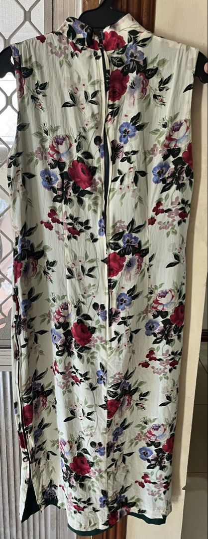 Long dress (Category: Dresses) located in Bacoor. Submitted by ayit. (Listing ID 1462715612, Image 2). Description: Small-med fit - Long dress with a beautiful floral print - Cream base with vibrant red, blue, and purple flowers - Features a classic cheongsam-inspired collar - Size: Medium (fits EU 38/UK 10/US 6) - Sleeveless design - Back zipper closure - In good pre-loved condition - Available for meet-up in Citta Italia Subdivision, Bacoor, Ca