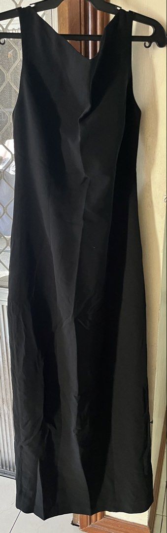 Long dress formal (Category: Evening dresses & gowns) located in Bacoor. Submitted by ayit. (Listing ID 1462703089, Image 2). Description: Japan gling.small fit - Elegant black long dress - Japan brand - Size: S (EU 36/UK 8/US 4) - Suitable for formal events and evening wear - Flattering design with a subtle slit - Meetups available in Citta Italia Subdivision, Bacoor, Cavite.