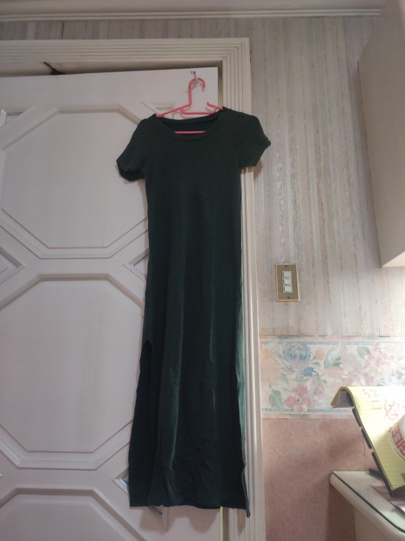 Long green dress with slits (Category: Dresses) located in Bocaue. Submitted by jessdcluters (Listing ID 1462821165, Image 2). Description: .