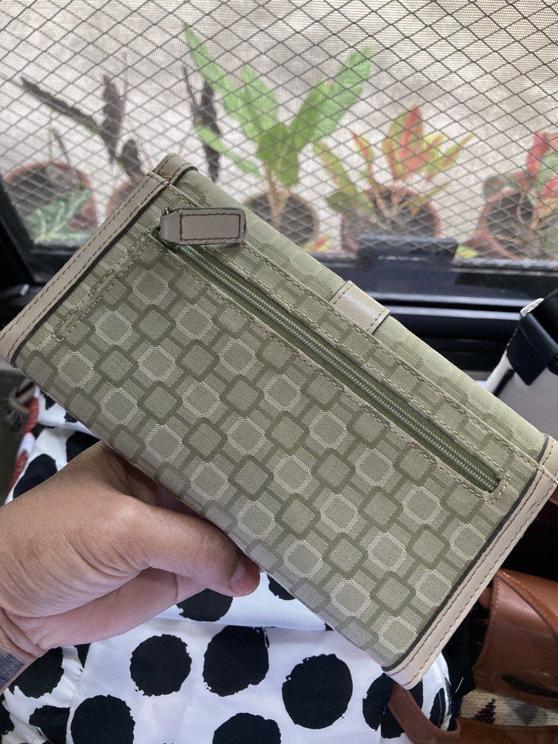 Long wallet (free shipping) (Category: Wallets & Card holders) located in General Santos City (Dadiangas). Submitted by amorhesthrift (Listing ID 1462734786, Image 2). Description: Good condition Long wallet Free shipping.