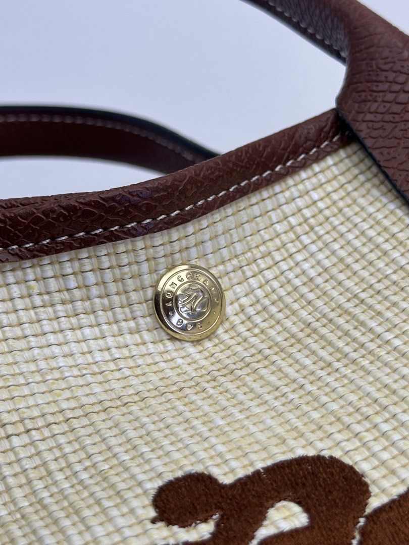 Longchamp bag (Category: Shoulder Bags) located in Manila. Submitted by dough_lux (Listing ID 1462684846, Image 3). Description: Like new No issue.