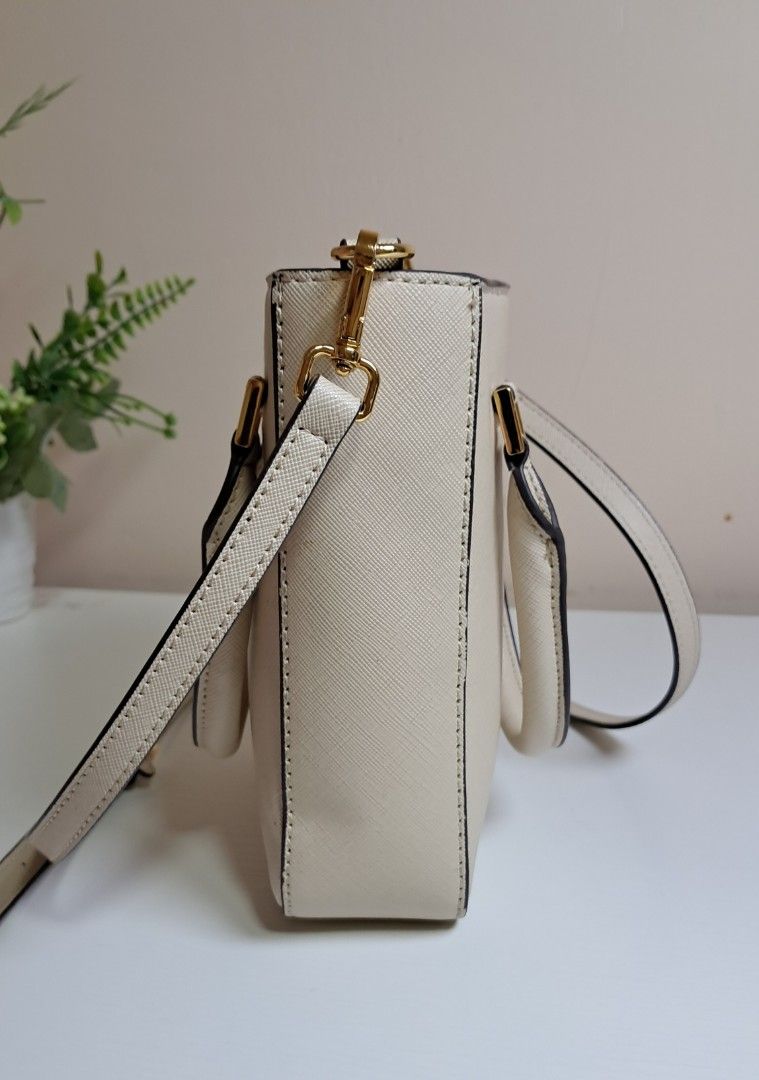 Los Angeles Project Sling Bag (Category: Cross-body Bags) located in Zamboanga. Submitted by corneliasbags (Listing ID 1462843319, Image 3). Description: -malinis, nothing to mention kase parang bago pa po -safiano leather.