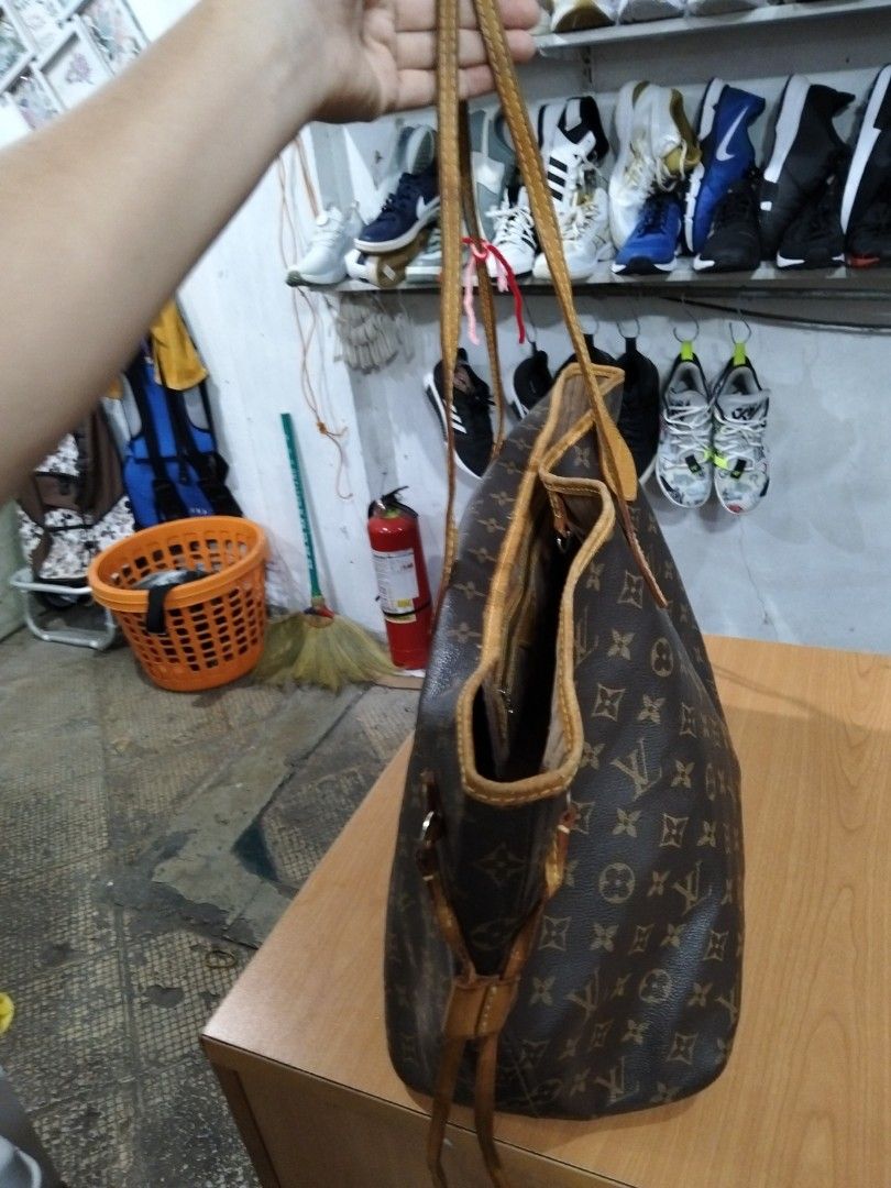 Louis Vuitton (Category: Shoulder Bags) located in El Salvador. Submitted by francheskaukayukay (Listing ID 1462757943, Image 2). Description: .