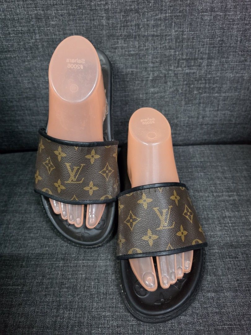 Louis Vuitton (Category: Slippers and slides) located in General Trias. Submitted by rb_collezione (Listing ID 1462830573, Image 2). Description: .