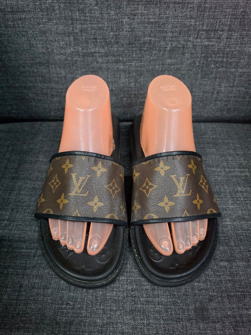 Louis Vuitton (Category: Slippers and slides) located in General Trias. Submitted by rb_collezione (Listing ID 1462830573, Image 1). Description: .