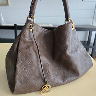 (Category: ) located in . Submitted by portodimoda (Listing ID 1462783982, Image 1). Description: .