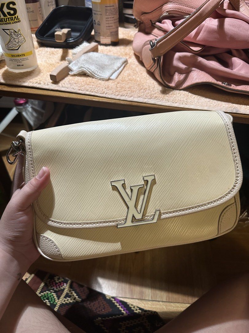 Louis Vuitton Buci Epi (Category: Luxury Bags & Wallets) located in Manila. Submitted by chakoleyt (Listing ID 1462873146, Image 1). Description: - may green stain sa harap ng bag pero di naman sya halata pag nakasara ung bag - gamuza inner lining - selling this for how much i paid lang din pero nalinis ko na to so ready to use na sya🫶 - rfs: decluttering location: tondo.