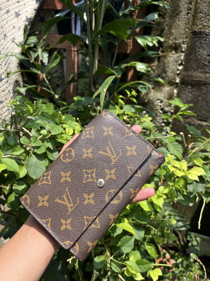 Louis Vuitton Monogram Canvas Wallet (Category: Luxury Bags & Wallets) located in Pontevedra. Submitted by thrift01 (Listing ID 1462714915, Image 1). Description: - Authentic Louis Vuitton wallet - Classic monogram canvas in brown and tan - Multiple interior card slots and compartments - Secure snap closure - Minor wear on corners, as pictured - Ideal for everyday use.