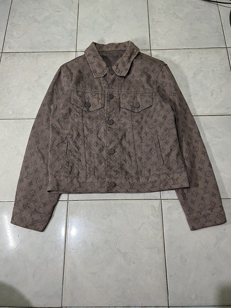 Louis Vuitton Monogram Denim Jacket (Category: Luxury Apparel) located in Manila. Submitted by halukays (Listing ID 1462795919, Image 1). Description: - Classic Louis Vuitton denim jacket - All-over brown monogram pattern - Button-up front with chest pockets - Estimated size: Medium - Ideal for Louis Vuitton collectors and fans LV Denim Jacket Size Small Width 19 Length 23 Color rate 9.5/10 Good Condition Complete tags No flaws 🏷️ 3,000 plus shi