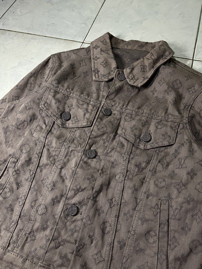 Louis Vuitton Monogram Denim Jacket (Category: Luxury Apparel) located in Manila. Submitted by halukays (Listing ID 1462795919, Image 2). Description: - Classic Louis Vuitton denim jacket - All-over brown monogram pattern - Button-up front with chest pockets - Estimated size: Medium - Ideal for Louis Vuitton collectors and fans LV Denim Jacket Size Small Width 19 Length 23 Color rate 9.5/10 Good Condition Complete tags No flaws 🏷️ 3,000 plus shi