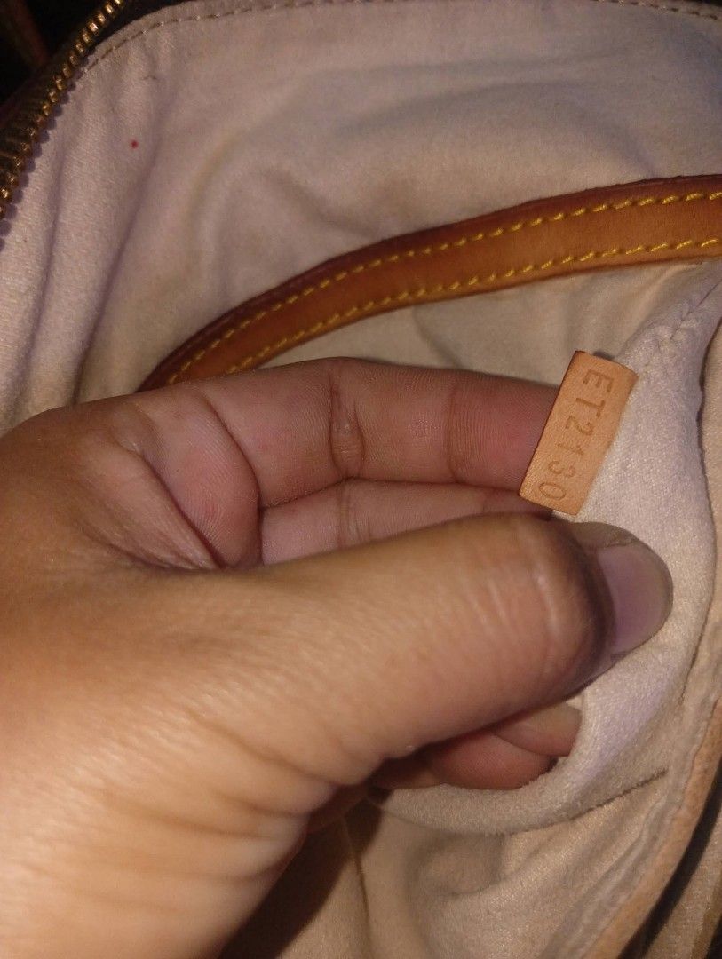 Louis Vuitton Monogram Speedy 30 Handbag (Category: Luxury Bags & Wallets) located in Manila. Submitted by feliajenny76751 (Listing ID 1462686557, Image 3). Description: - Authentic Louis Vuitton Speedy 30 - Classic Monogram Canvas - Zipper functions smoothly - Interior is clean - Date code: ET2130 - Made in France - Perfect for everyday use.