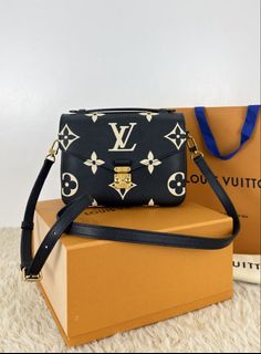(Category: ) located in . Submitted by luxuryprelovedbagsby_by_agnes (Listing ID 1462844170, Image 1). Description: .