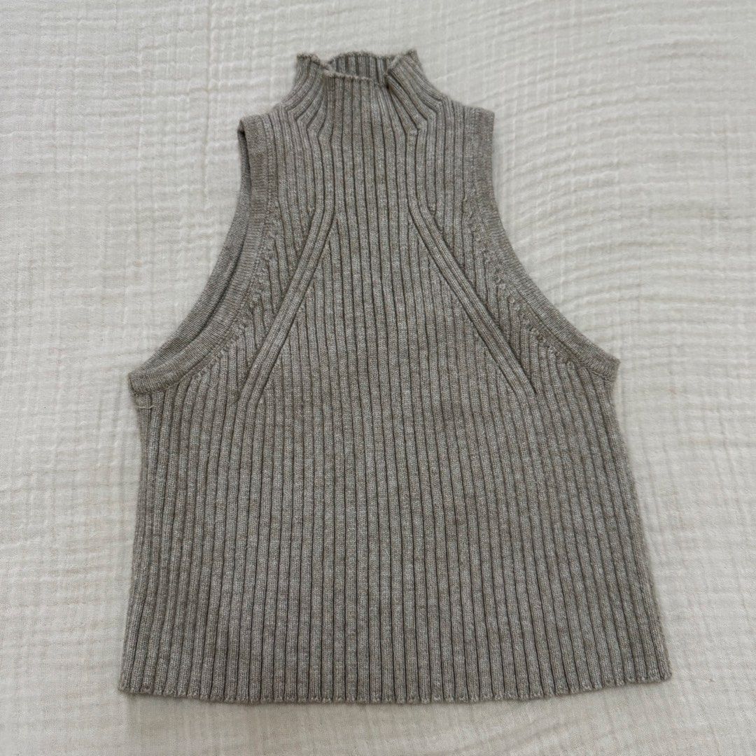 Love Bonito Top (Category: Blouses) located in Quezon City. Submitted by wanderingpenguin (Listing ID 1462791595, Image 1). Description: Cropped length Thick fabric No when worn unless posted No measurements unless posted Apologies for the wrinkles & uneven lighting :).