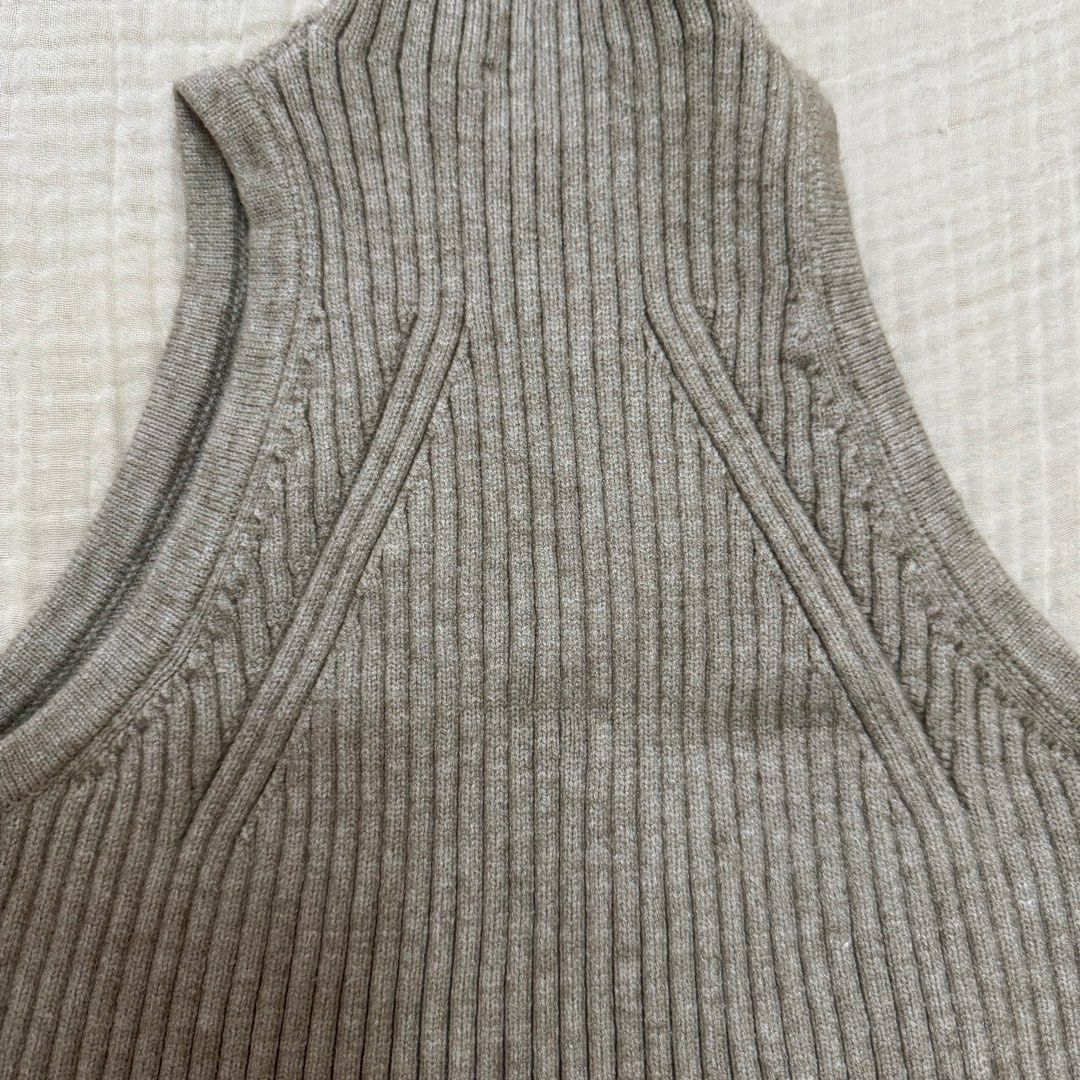 Love Bonito Top (Category: Blouses) located in Quezon City. Submitted by wanderingpenguin (Listing ID 1462791595, Image 2). Description: Cropped length Thick fabric No when worn unless posted No measurements unless posted Apologies for the wrinkles & uneven lighting :).