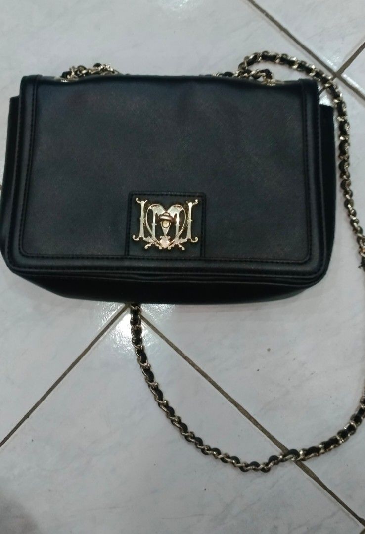 Love Moschino Black Chain Shoulder Bag (Category: Luxury Bags & Wallets) located in Legazpi City. Submitted by georgepineda791 (Listing ID 1462686628, Image 3). Description: ✨ PRELOVED MOSCHINO CHAIN BAG ✨ A spacious and stylish Moschino chain bag made of durable Saffiano leather—perfect for everyday use while still giving that chic designer look. 🖤✨ 👜 DETAILS: • Moschino chain bag • Saffiano leather • Silver-tone hardware • Spacious interior •