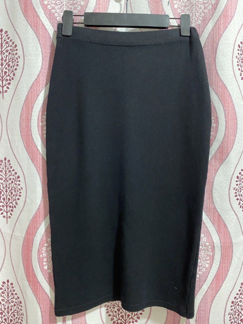 Lovito Black Midi Skirt 🖤 (Category: Skirts) located in Tanza. Submitted by vhies_closet24 (Listing ID 1462731882, Image 1). Description: Lovito Black Midi Skirt 🖤 • With back slit • Used only a few times • Good condition • Kept in the closet • Decluttering.