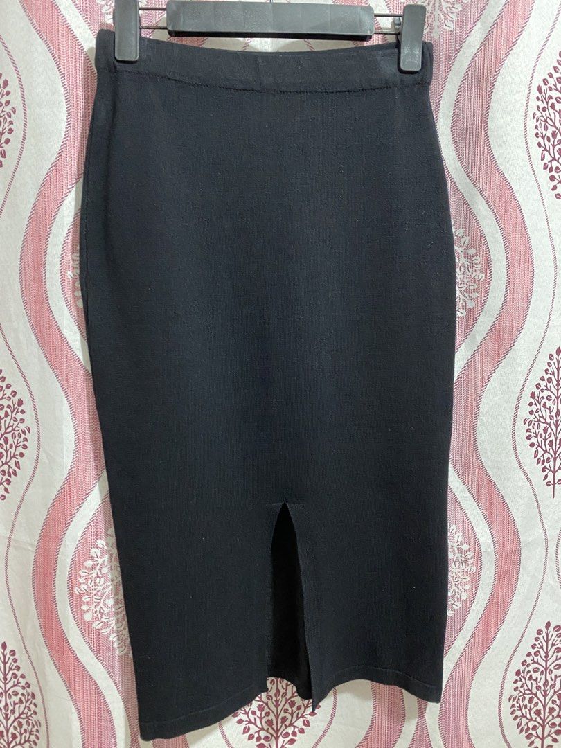 Lovito Black Midi Skirt 🖤 (Category: Skirts) located in Tanza. Submitted by vhies_closet24 (Listing ID 1462731882, Image 2). Description: Lovito Black Midi Skirt 🖤 • With back slit • Used only a few times • Good condition • Kept in the closet • Decluttering.